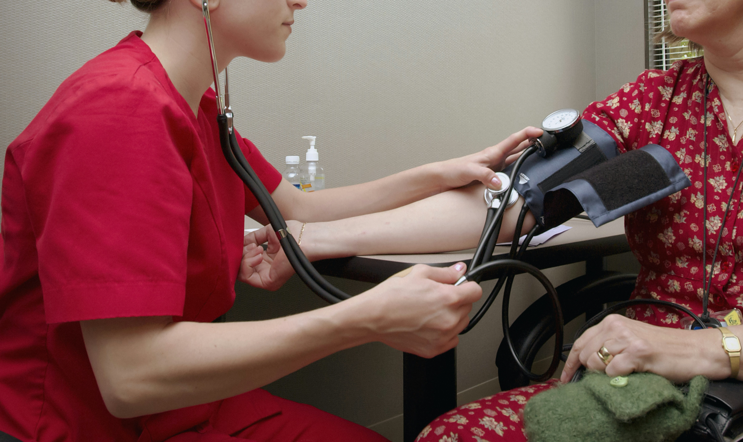 수동 혈압계로 혈압을 측정하는 모습