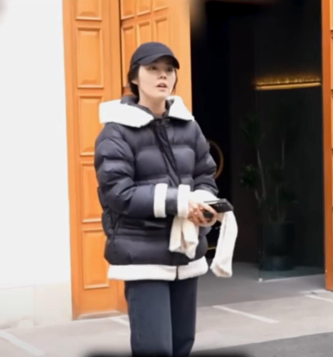 페트레이의 깔끔하고 볼륨감 있는 프리미엄 다운 패딩 (아이보리 또는 블랙 색상) 착용 컷