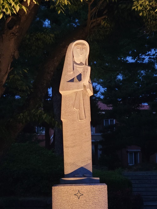 춘천교구청 안에 있는 성모상입니다. 최종태 요셉 선생님 작품입니다.