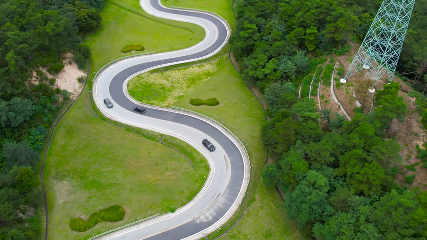 지안재 상공 뷰, 연속 S커브를 달리는 차량 행렬, 드론 파노라마 구도