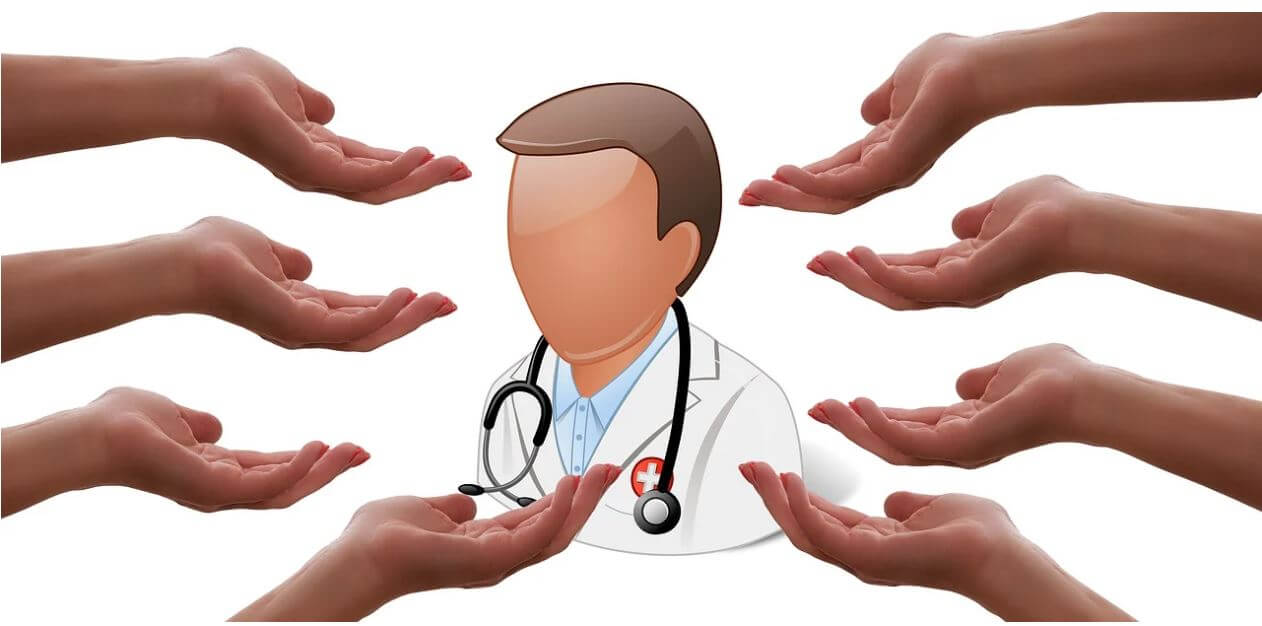 의사에게 여려 사람들이 손을 내미는 모습