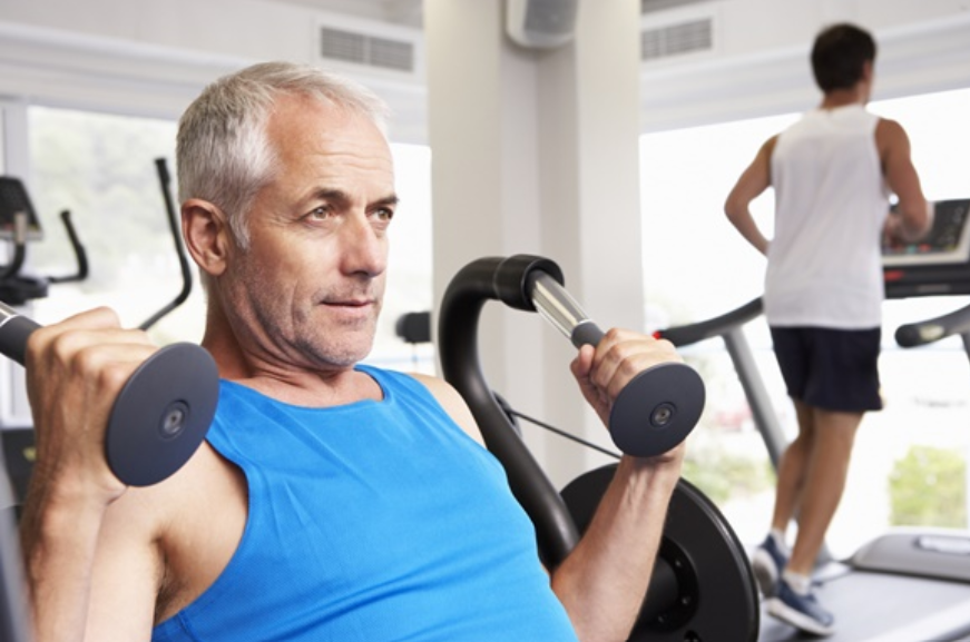 중년의 나이에 열심히 운동하는 남자 모습