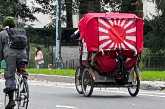 서경덕 성신여대 교수가 미국 뉴욕 센트럴 파크와 뉴욕 시내 곳곳에 욱일기로 치장된 관광객 인력거가 활보하고 있다며 뉴욕시 당국에 항의했다고 밝혔다. [사진=서경덕 교수 인스타그램 캡처]