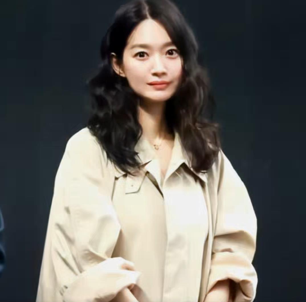 르메르의 시그니처 룩 (차분한 뉴트럴 톤의 오버사이즈 코트나 트렌치코트)