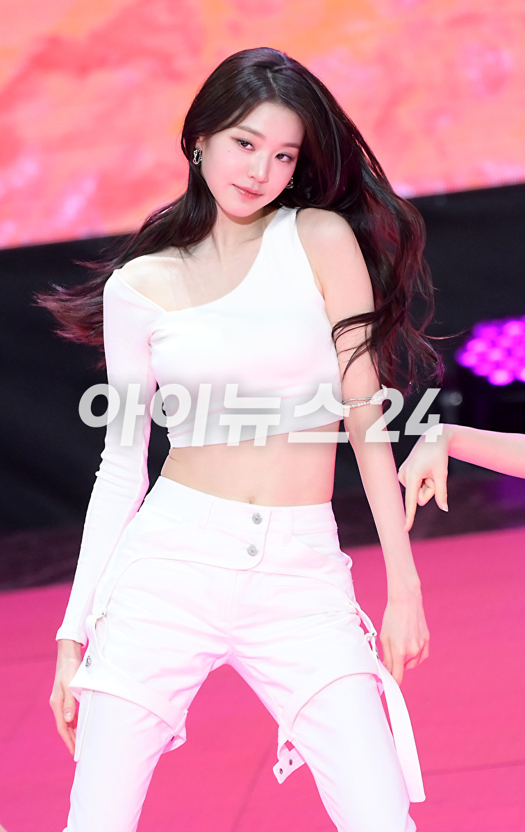 그룹 아이브(IVE)가 18일 오후 서울 마포구 상암동 SBS프리즘타워 오디토리움에서 진행된 SBS M &#39;더쇼&#39; 생방송 현장에서 멋진 무대를 선보이고 있다. [사진=정소희 기자]