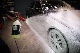 폼랜스를 사용하여 폼을 도포하는 장면