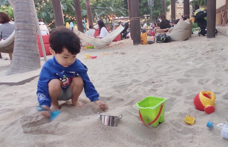 옷을 갈아입고 모래놀이하는 쿠웅이