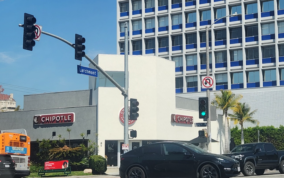 라치몬트 와 베버리길 치폴렛 간판이 보이는 사진