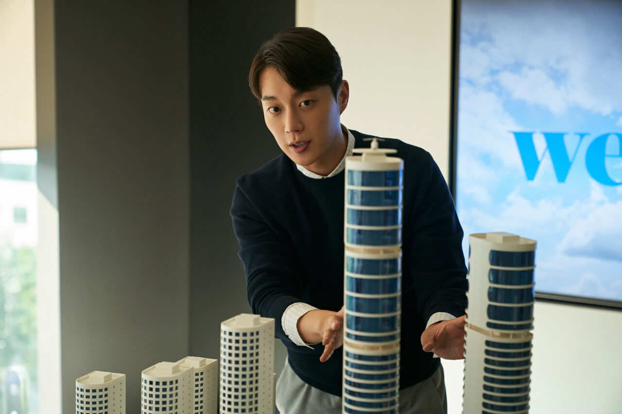 르강원 대표 강연준이 르강원 모형도 앞에서 설명하고 있는 모습