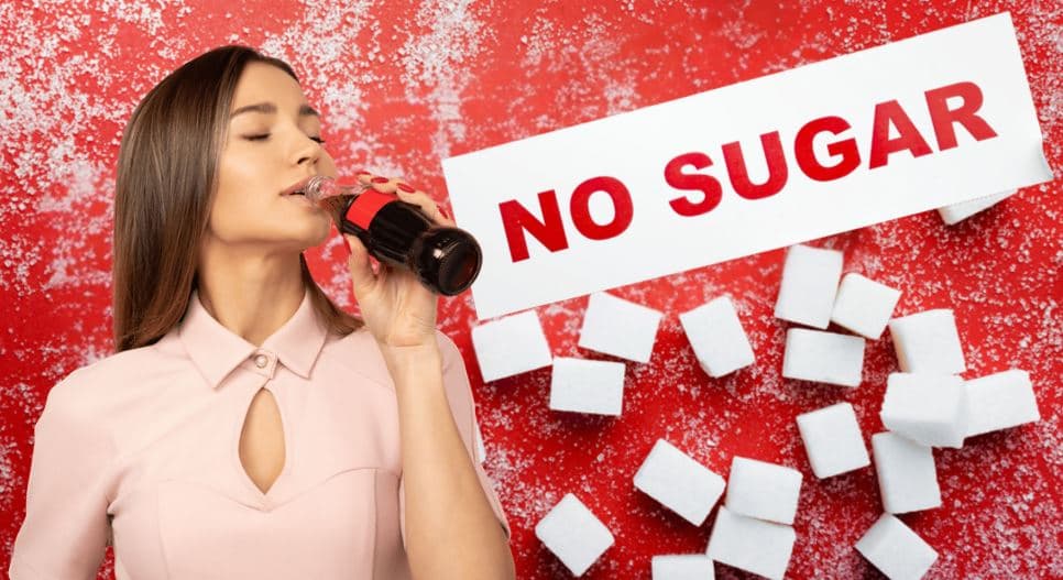 설탕 대신 인공감미료로 단맛을 낸 무설탕 탄산음료를 마시고 있는 모습의 이미지