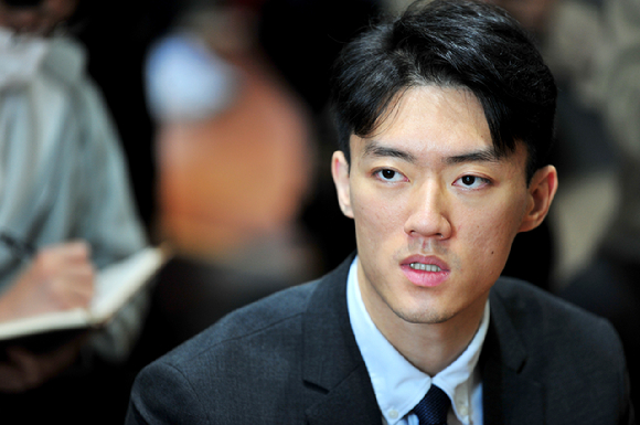 전두환씨의 손자 전우원(27)씨가 지난해 광주 동구 옛전남도청 별관을 찾아 5&middot;18 당시 자식을 잃은 어머니들과 이야기하고 있다. [사진=뉴시스]