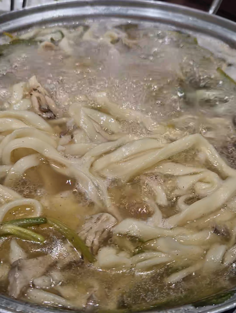샤브샤브를 먹은 국물에 칼국수 면을 넣어 끓인 모습
