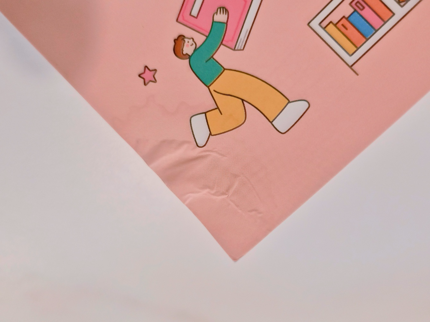 모서리가 닳고 구겨진 핑크 색 초등 독서 통장 책 표지