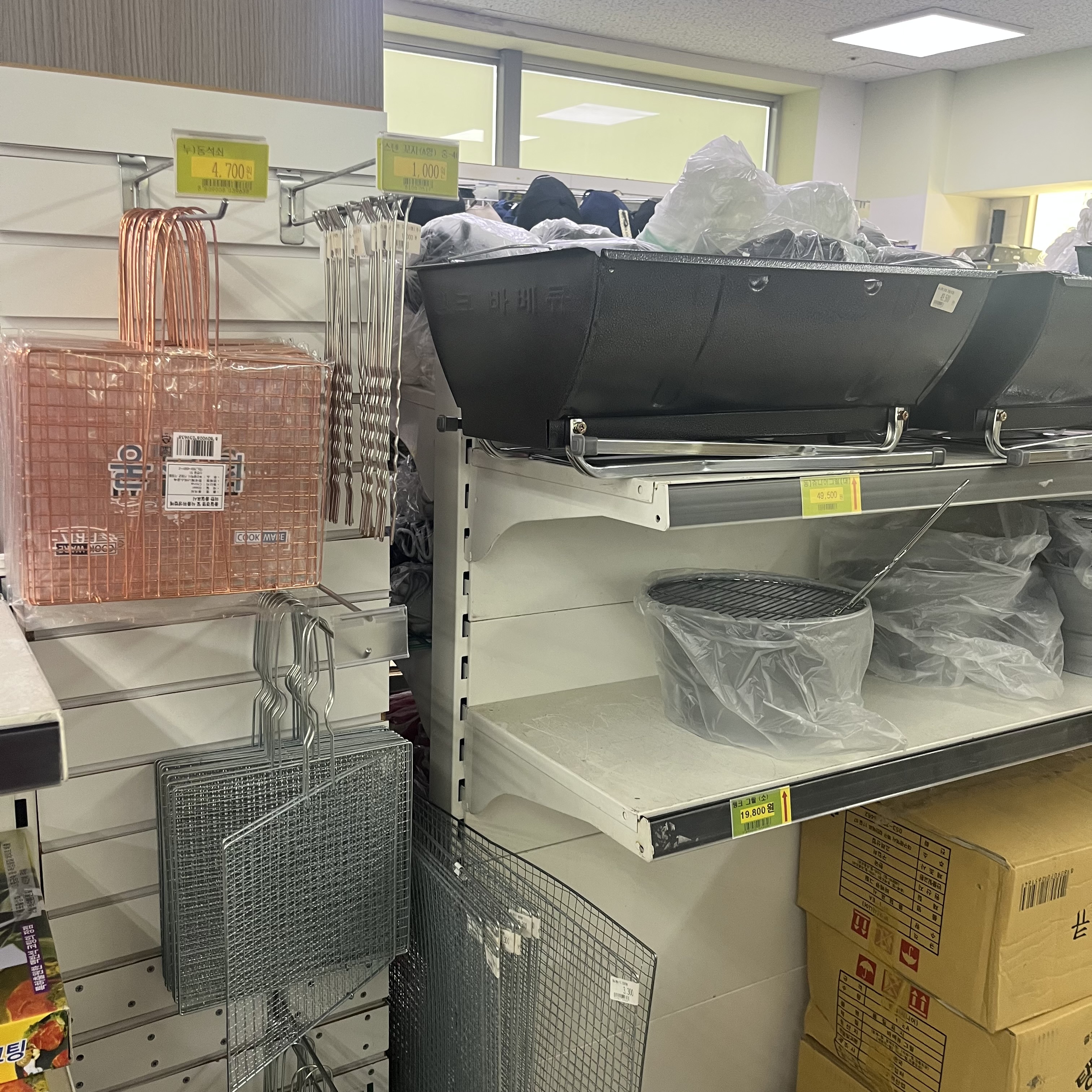 가게 내부에 있는 캠핑용품들