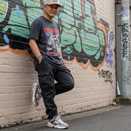 스트릿 브랜드를 입은 중년