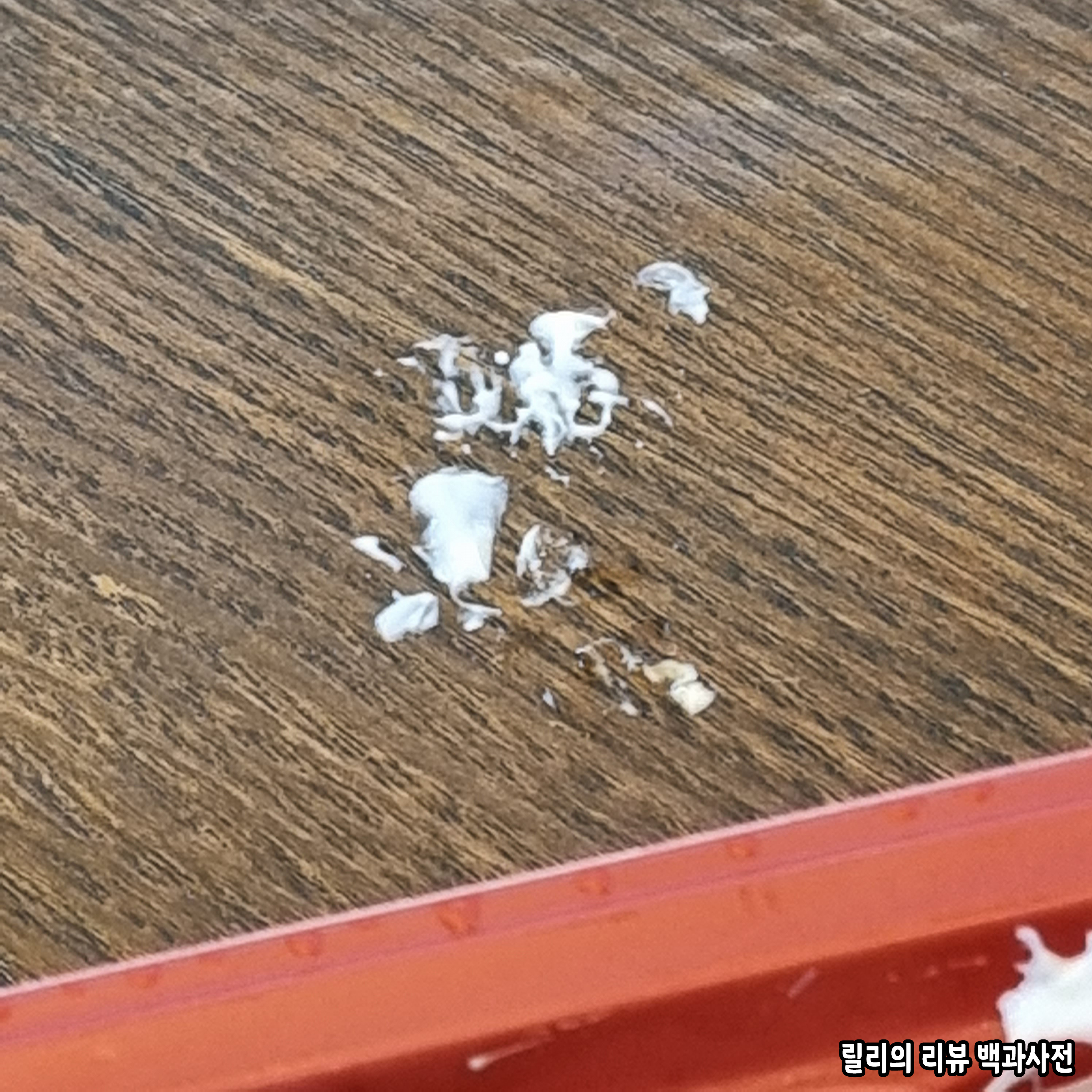 치킨마요덮밥을 섞다가 치킨이 테이블로 떨어져 마요네즈가 테이블에 묻었다.