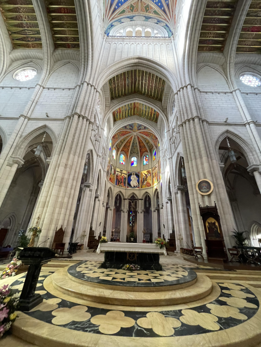 알무데나 대성당 실내