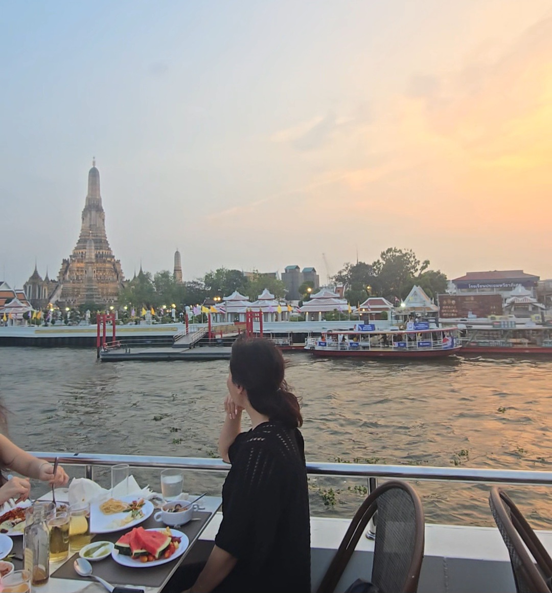 프린세스 크루즈는 2층에서 보이는 새벽사원