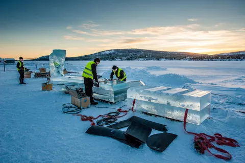 아이스 호텔의 얼음 채취 과정은 지역 생태계에 영향을 미치지 않도록 신중하게 관리됩니다.
