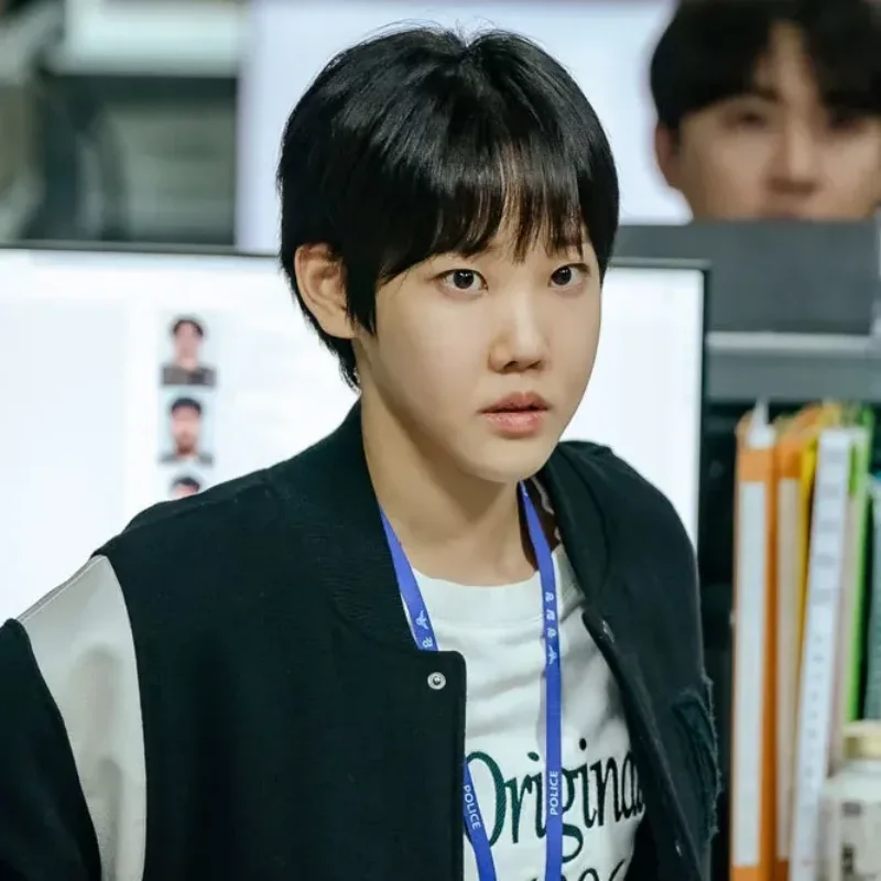 어느 경찰서를 배경으로 짧은 쇼컷을 하고 서있는 국민사형투표의 강윤지