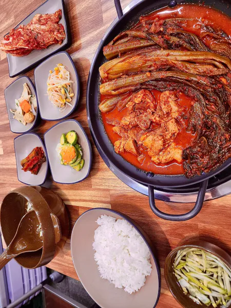 기다려야 제맛 갓김치찌개