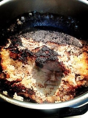 밥을-했는데-새까맣게-타버려-결국은-버리게-된-모습