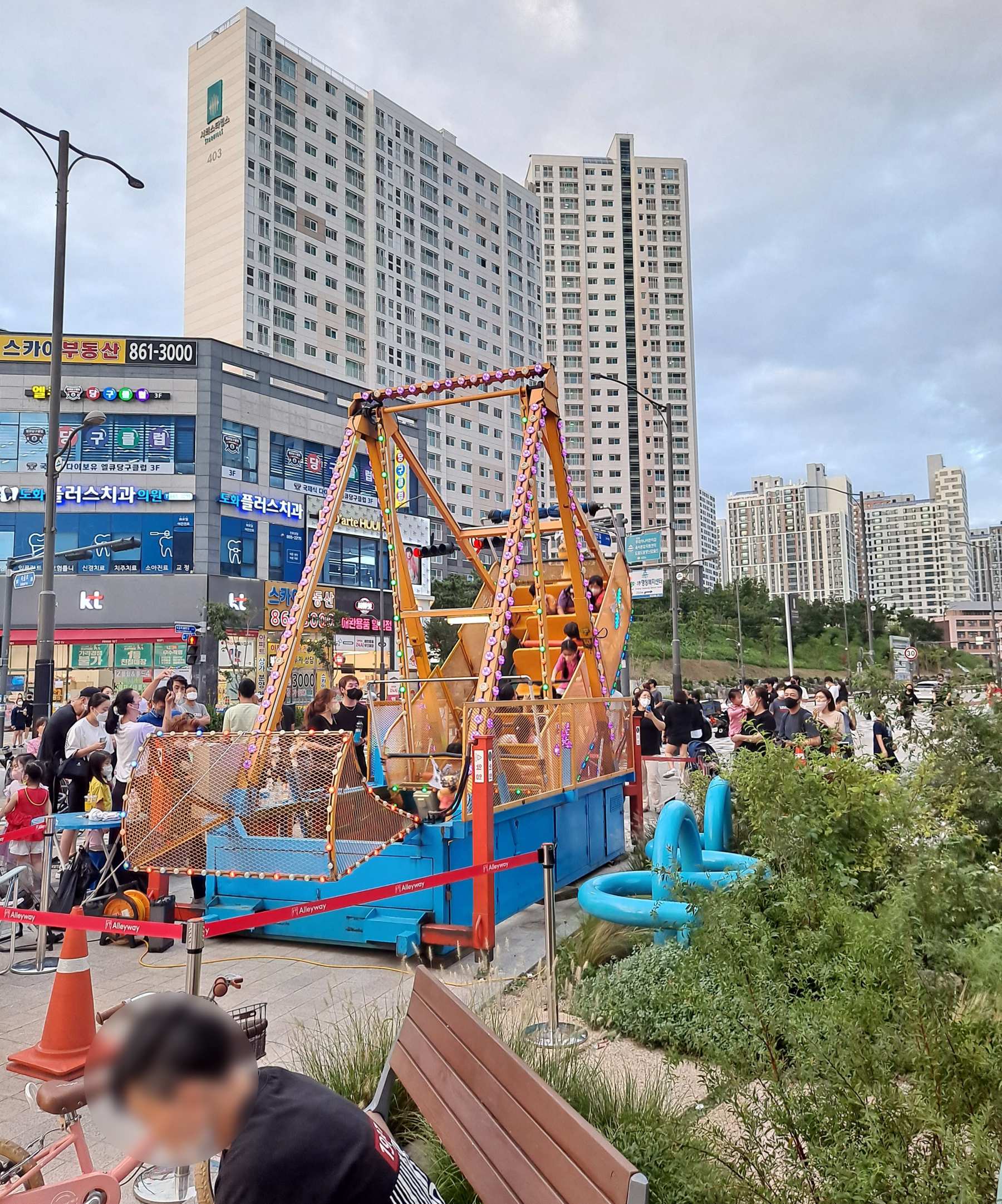 바이킹과 운집한 사람들