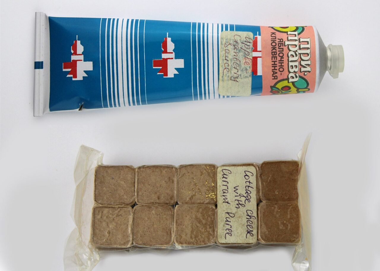 유리 가가린이 먹은 소고기 보르시 튜브와 초콜릿