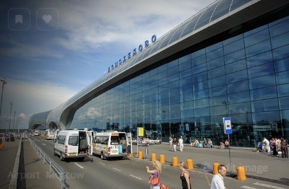 한적한 공항 외부 사진