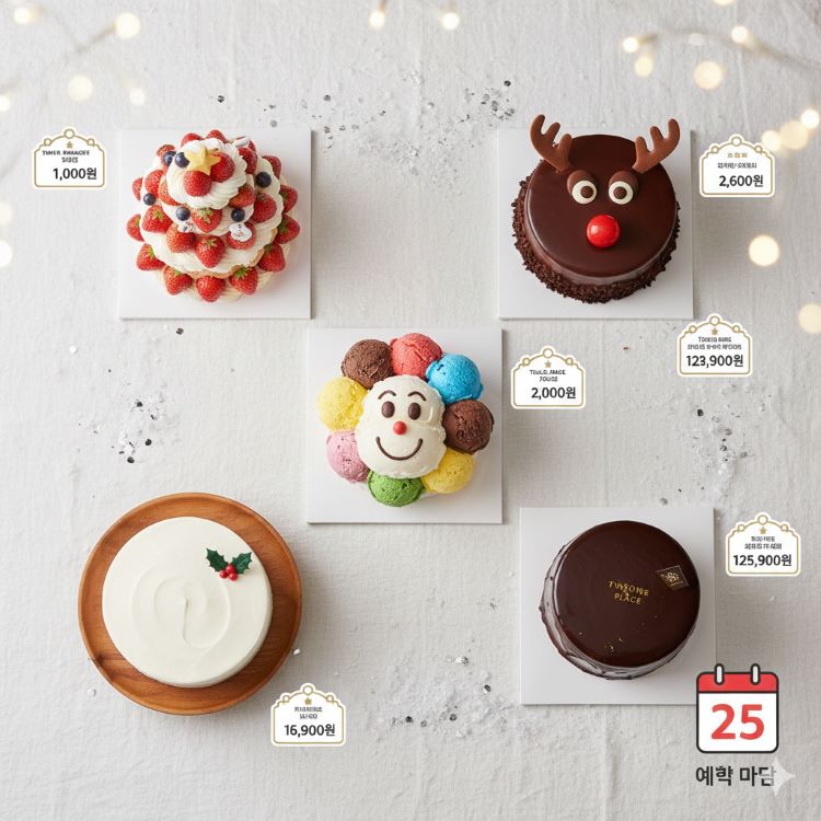 화이트 크리스마스 테이블 위에 서로 다른 5개의 브랜드 케이크가 놓여 있는 상단 뷰. 딸기 생크림 트리 케이크(파리바게뜨), 루돌프 초코 케이크(뚜레쥬르), 아이스크림 캐릭터 케이크(배스킨라빈스), 미니멀한 화이트 케이크(스타벅스), 다크 초콜릿 무스 케이크(투썸플레이스)가 한 화면에 정갈하게 배치된 장면. 옆에는 가격대가 표시된 작은 태그와 예약 마감일 달력이 아이콘 형태로 들어간 16:9 고해상도 이미지