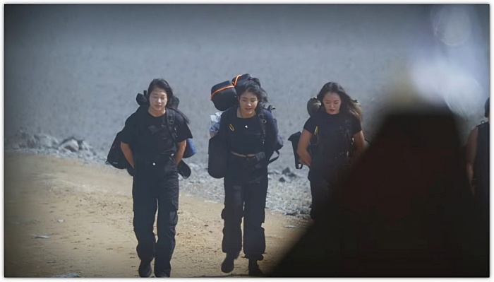 베낭을-메고-걷고-있는-여성-세명