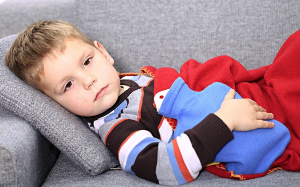 소파에 누워있는 소년-사진