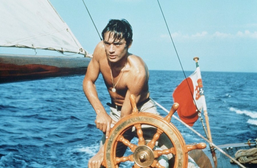 요트의 방향키를 잡고 있는 리플리의 모습
