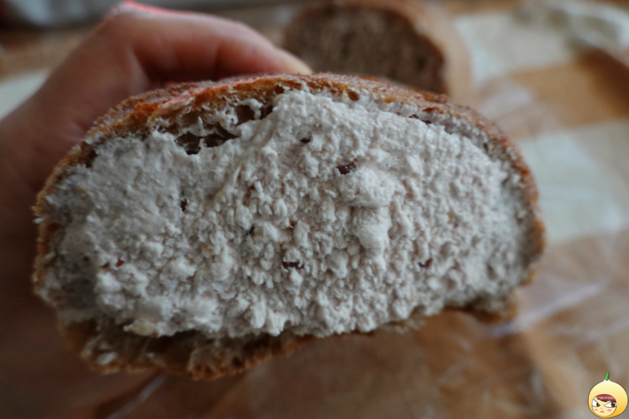 산딸기크림잡곡통밀빵 크림이 들어있는 단면