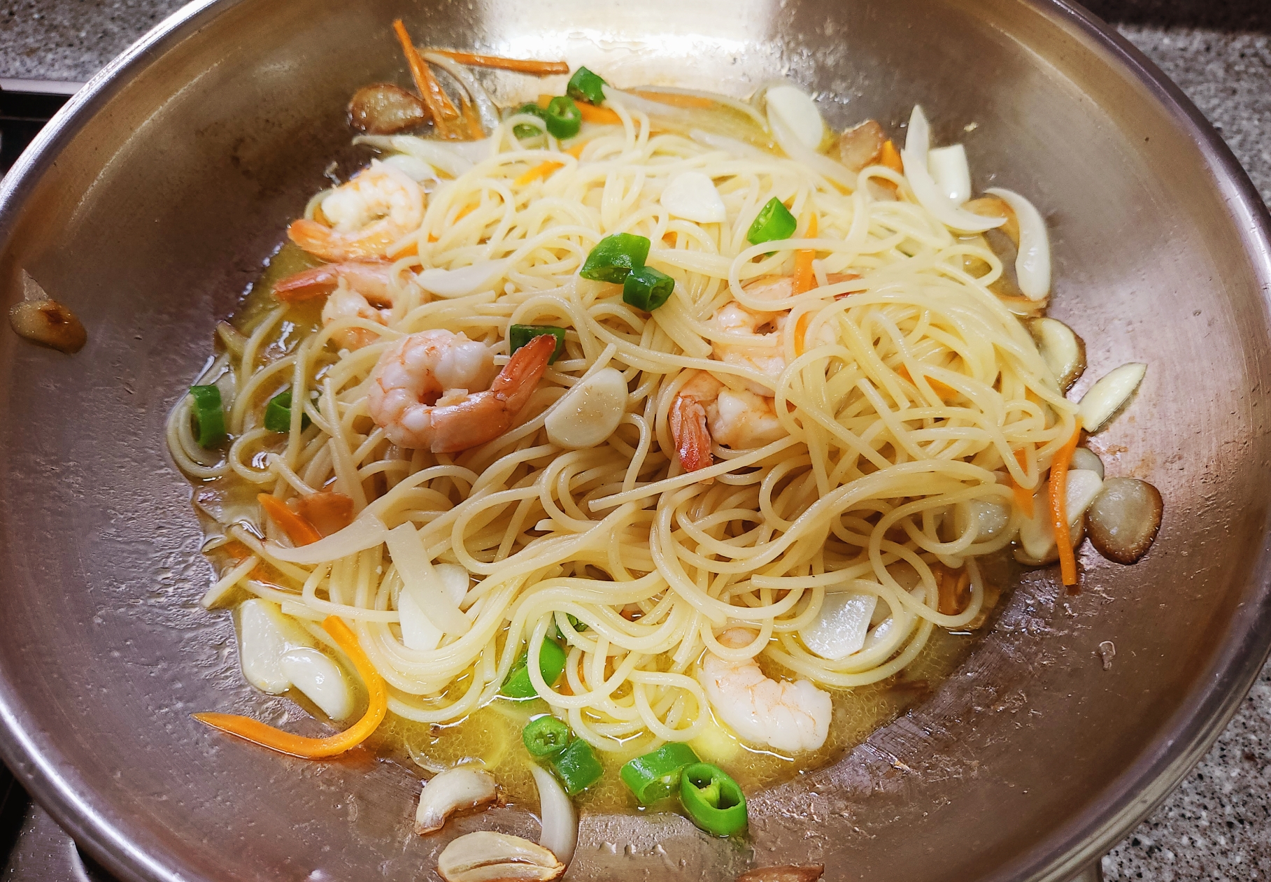 면를 넣고 볶고 있는 상태를 보여주는 이미지