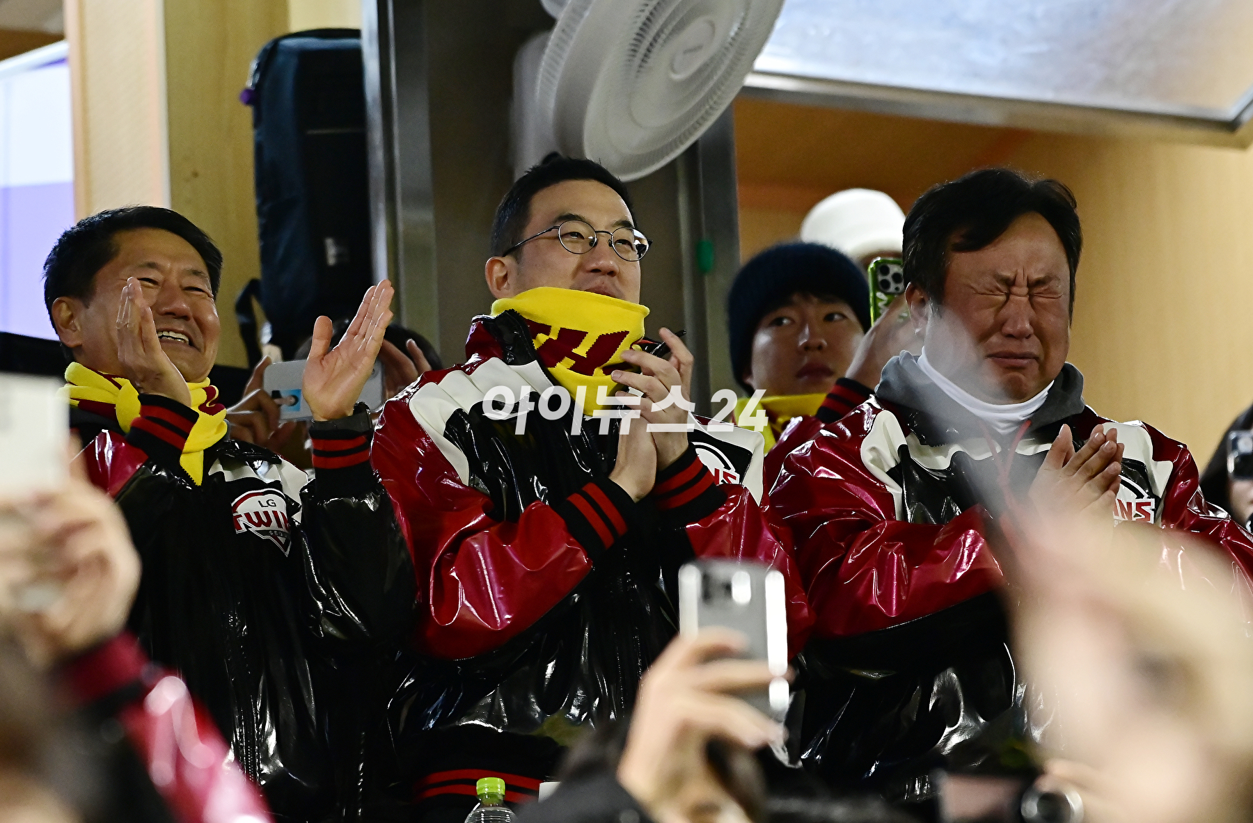 LG는 13일 잠실구장에서 벌어진 2023 신한은행 쏠 KBO KS 5차전에서 KT 위즈를 상대로 6-2로 승리를 거두고 29년 만에 한국시리즈 제패를 했다.구광모 LG그룹 회장이 선수단과 우승 트로피를 들어 올리고 있다. [사진=곽영래 기자]
