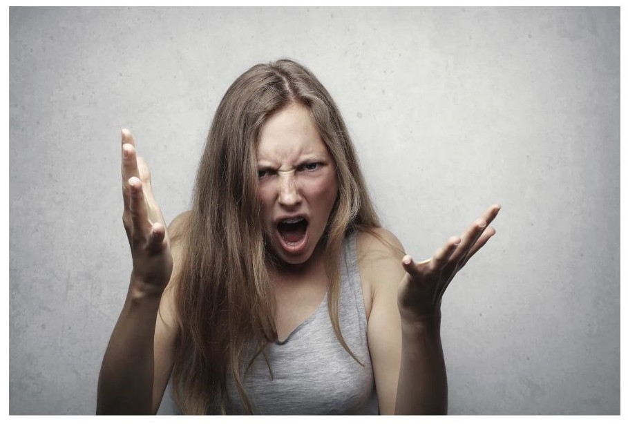분노하는 여자 이미지