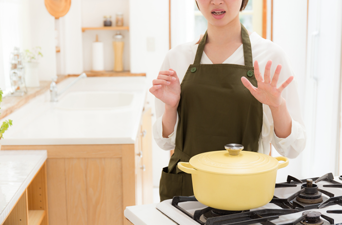 손에 화상을 입은 여성