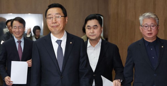 최근 더불어민주당에 남기로 한 비명계 윤영찬 의원