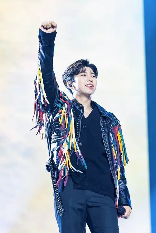 임영웅-콘서트-IM-HERO-앙코르-서울-한-손을-번쩍-든-임영웅