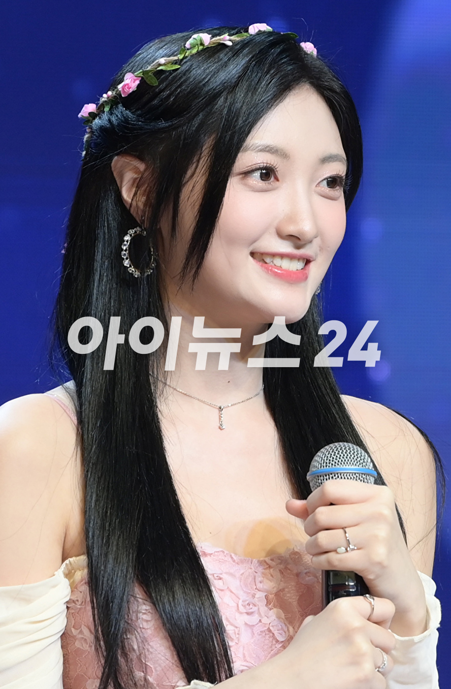 그룹 아일리원 로나가 5일 서울 강남구 청담동 일지아트홀에서 열린 아일리원(ILY:1) 첫 번째 미니앨범 'A DREAM OF ILY:1(어 드림 오브 아일리원)' 쇼케이스에 참석해 포토타임을 갖고 있다. [사진=정소희 기자]