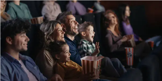 극장에서 영화를 즐기는 가족