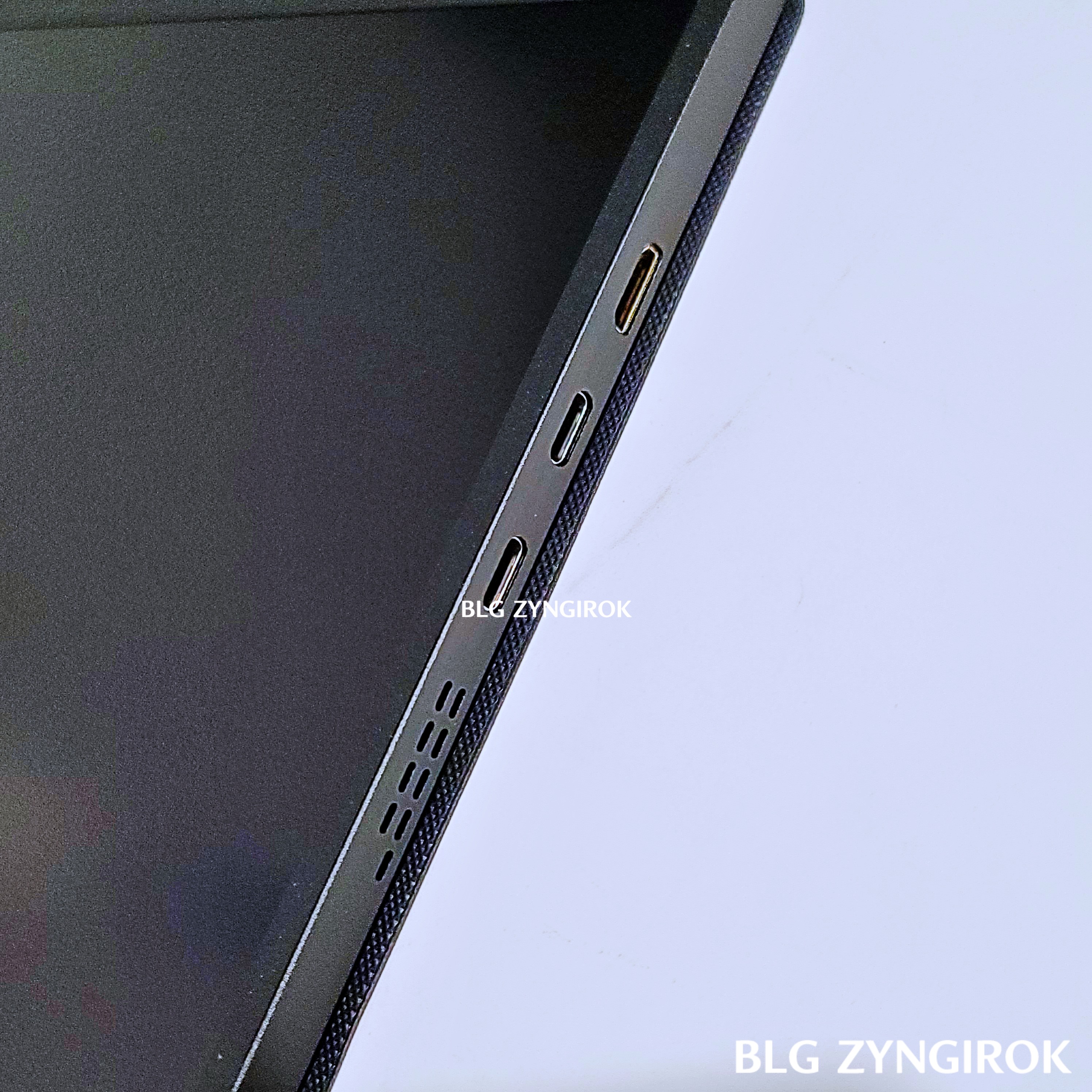 2개의 USB C단자와 MINI HDMI 포트 모습이다.