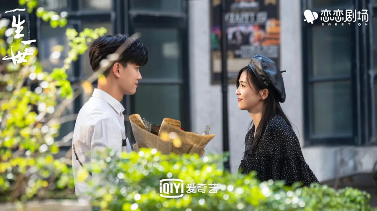 시의에게-꽃다발건네는-주생진