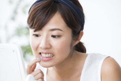 이빨 뒷면에 뭔가 걸리는