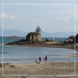 alt=&amp;quot;군산 무녀도의 갯벌과 고즈넉한 어촌 마을 풍경&amp;quot;