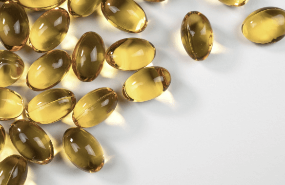 접시에 놓인 다양한 알약과 캡슐. 알부민 포함 단백질 보충제