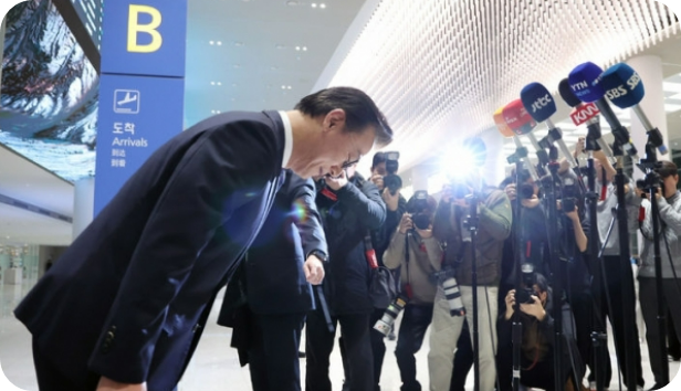 전재수 해양수산부 장관이 11일 '유엔해양총회' 유치 활동을 마치고 귀국해 입장을 밝힌 뒤 이동하고 있다. 전재수 장관은 이날 사의를 표명했다. [사진=뉴시스]