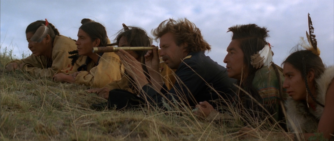 주인공 던바와 수우족들이 버팔로 사냥을 위해 멀리서 지켜본다.