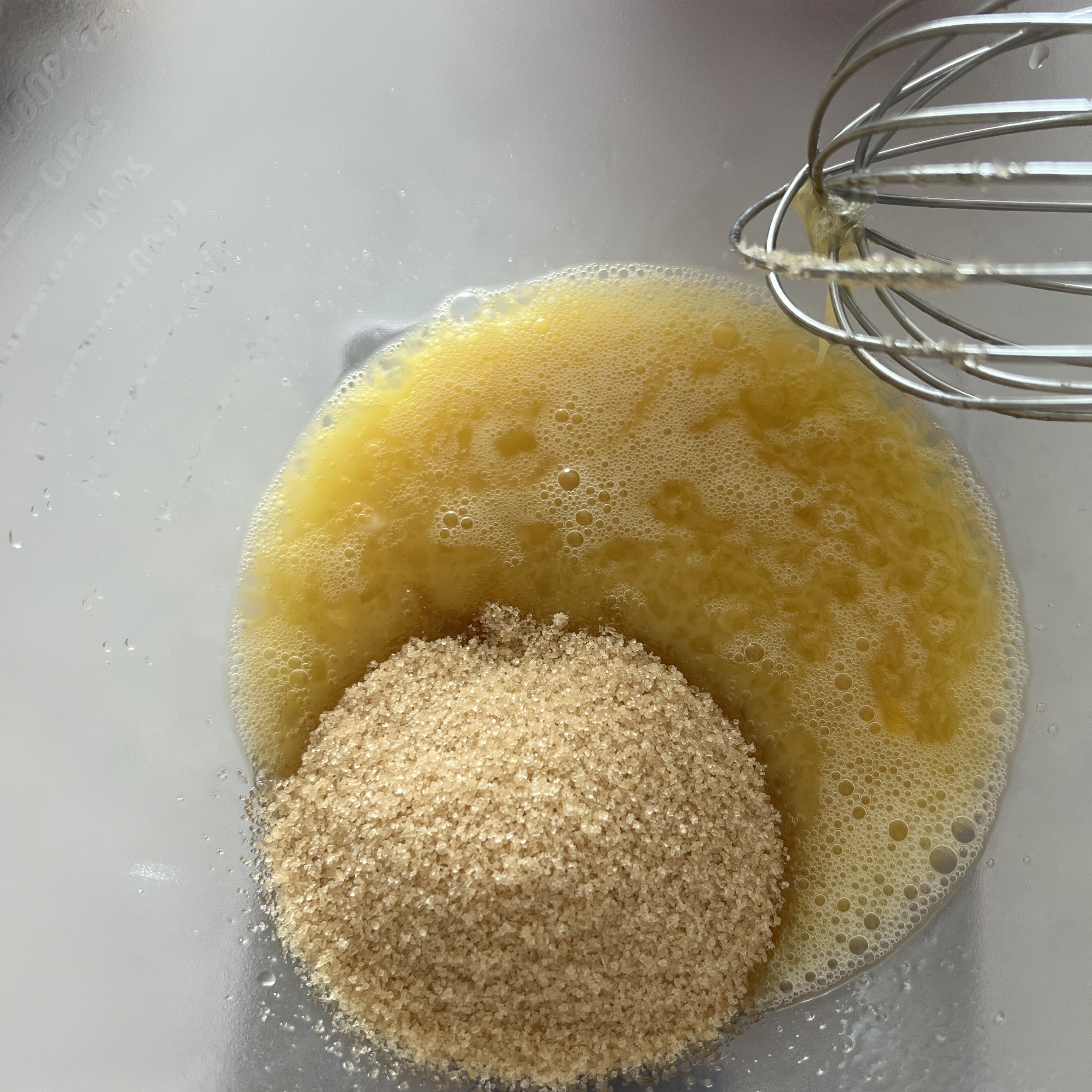 녹인버터에 설탕 섞기